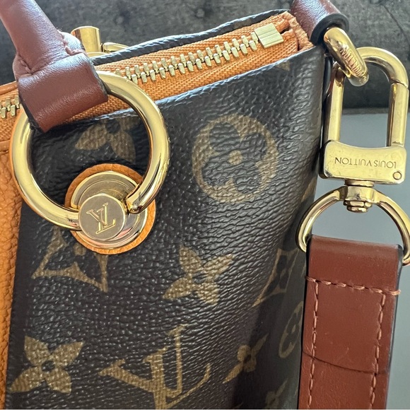 Louis Vuitton V Tote Monogram Canvas and Saffron Leather MM - Picture 6 of 16
